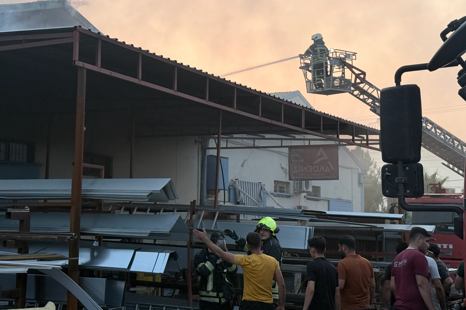Mersin Tarsus’ta atölyede çıkan yangın korkuttu