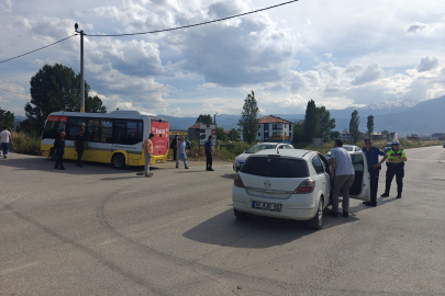 Bursa'da otomobil ile özel halk otobüsü çarpıştı: Yaralılar var