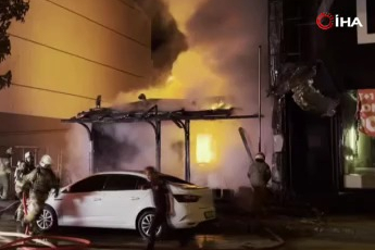 Bursa'da mobilya deposunda korkutan yangın! Bina tahliye edildi...