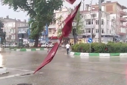 Bursa'da duyarlı vatandaşlar sele rağmen yırtılan Türk Bayrağını yerden kaldırdı