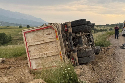 Bursa’da kamyon yan yattı: Sürücü yaralandı
