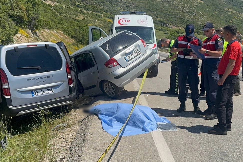 Isparta'da iki otomobil çarpıştı: 1 ölü, 5 yaralı