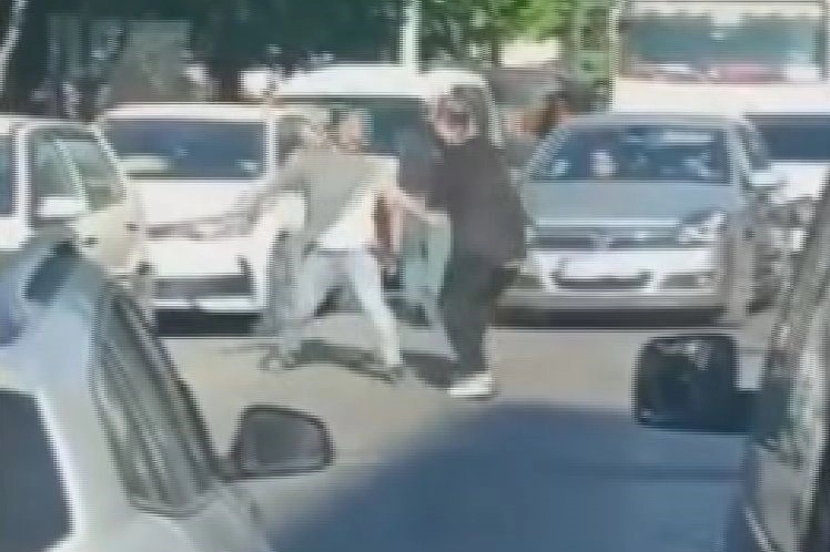 İstanbul Sultangazi'de trafik kazasının ardından çıkan bıçaklı kavga kamerada: 1 ölü, 2 yaralı