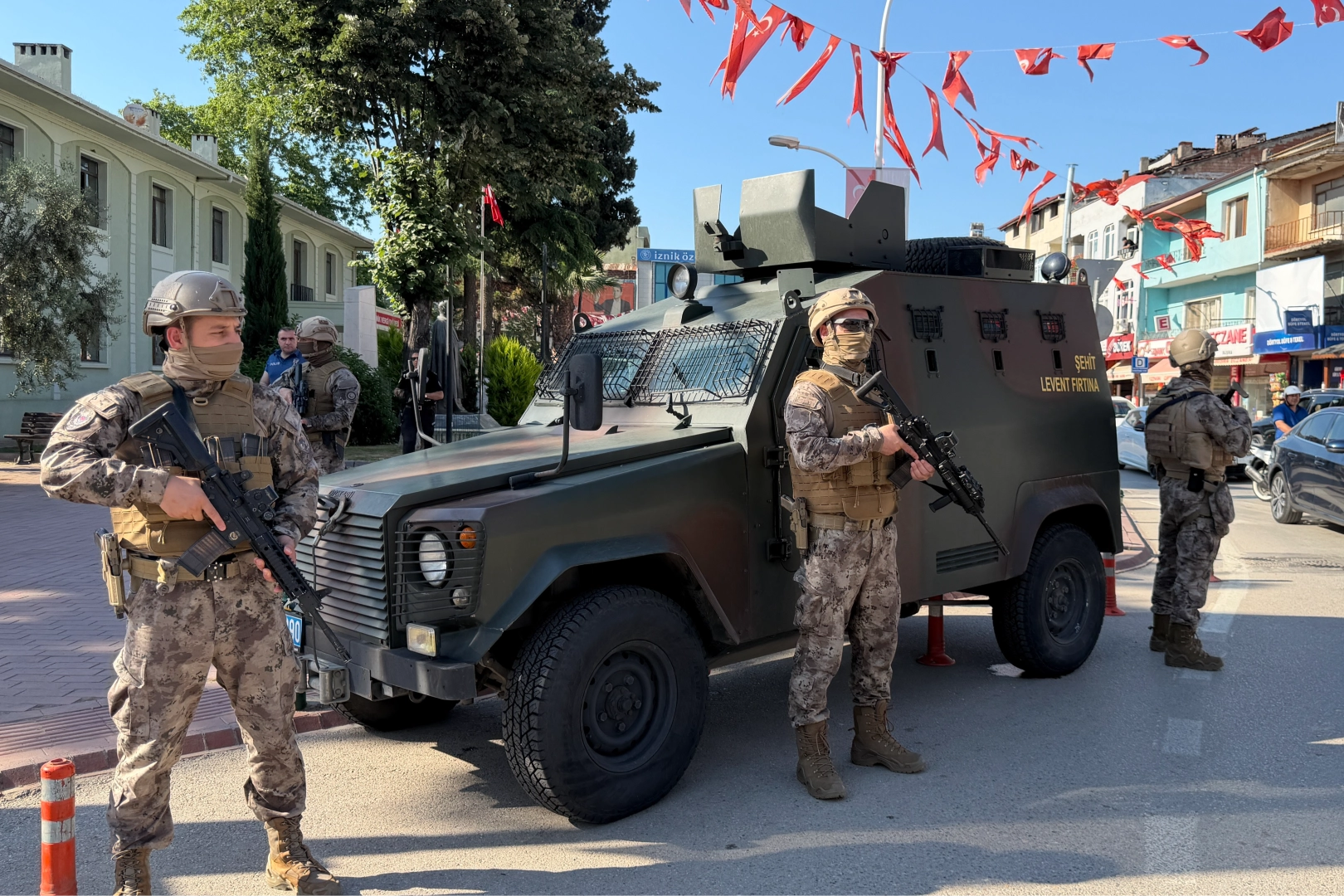 Bursa'da 'Önüne bak' tartışması bir ilçeyi karıştırdı! Yoğun güvenlik önlemi...