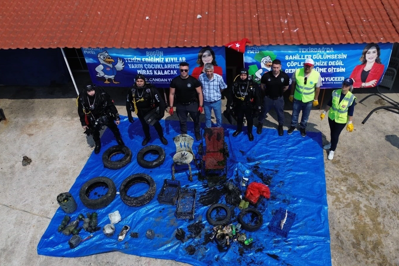 Deniz dibinden lastik, sandalye ve plastik atıklar çıkarıldı