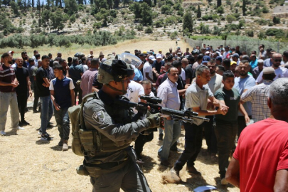 İsrail ordusu, Batı Şeria'da düzenlediği baskınlarda bir Filistinliyi yaraladı, bir kişiyi gözaltına aldı