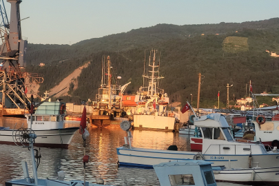 Karadeniz’de saldırıya uğrayan balıkçıları kurtaran tekne İnebolu Limanı'na çekildi