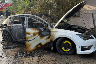 Antalya’da yangın çıkan otomobil evin bahçe duvarına çarptı