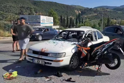 Aydın'da motosiklet otomobile ok gibi saplandı