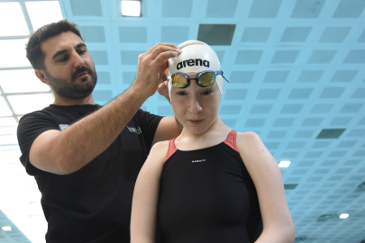 Bursalı Paralimpik yüzücü Esra 3 kez dünya şampiyonu oldu