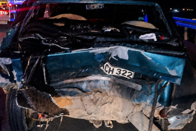 Duran otomobile çarpan araç hurdaya döndü: 6 yaralı