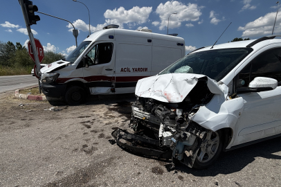 Kütahya'da özel ambulansla hafif ticari araç çarpıştı: 7 yaralı