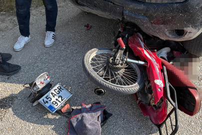 Manisa'da motosiklet otomobille çarpıştı: 1 yaralı