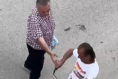 Sakarya'da paniğe sebep olan yılanı eliyle yakaladı