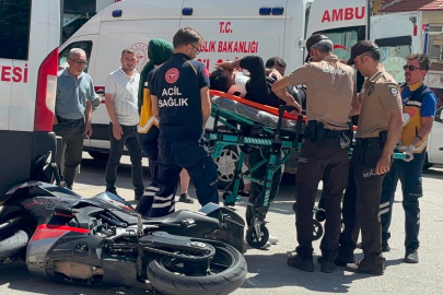 Bilecik'te otomobille çarpışan motosikletli az kalsın minibüsün altında kalıyordu