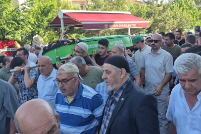 Eskişehir'de ünlü yazar Dilek Cesur'un annesi gözyaşları içinde toprağa verildi