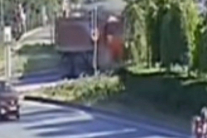 Kayseri'de tramvay ve kamyonun çarpıştığı kaza kamerada
