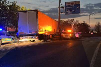 Kütahya'da şoförü rahatsızlanan TIR, refüjdeki bariyerlere çarptı