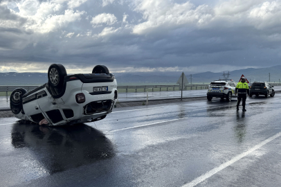 Ardahan'da devrilen otomobilin sürücüsü yaralandı