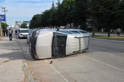 Bursa'da kaldırıma çarpan araç takla attı! Yaralılar var...