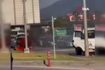 Bursa’da seyir halindeki otomobil alev topuna döndü