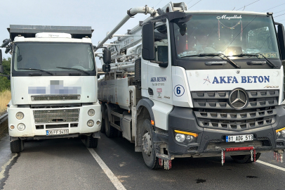 Düzce'de kamyon lastiğinde çıkan yangını, pompa ve mikser sürücüleri söndürdü