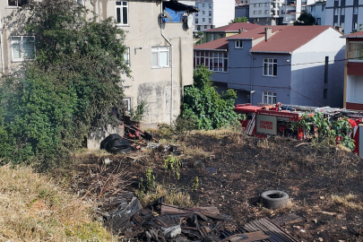 İstanbul Sultanbeyli'de izolasyon malzemeleri tutuşan çatı alevlere teslim oldu