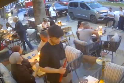 İzmir'de bıçaklanarak öldürülen 15 yaşındaki Erdem, yaralı halde kafeye böyle sığınmış