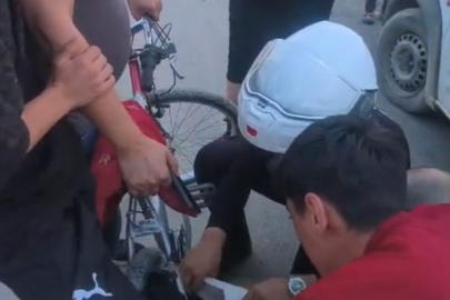 Kahramanmaraş'ta ayağı bisiklete sıkışan çocuğun yardımına Yunus polisleri yetişti