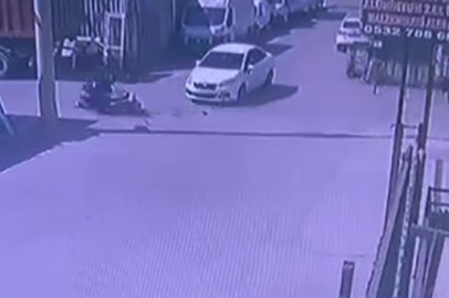 Kocaeli'de otomobille motosikletin çarpıştığı kaza anı kameraya yansıdı: 1 yaralı