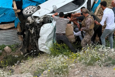 Tuzluca-Iğdır karayolunda otomobil şarampole devrildi: 2 yaralı