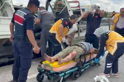 Afyonkarahisar'da kazada araçta sıkışan sürücünün imdadına vinç operatörü yetişti
