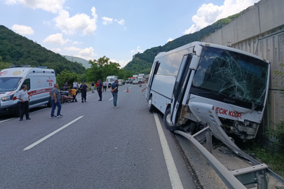 Bilecik'te midibüs tıra arkadan çarptı, 6 kişi yaralandı