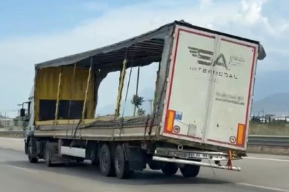 Bursa'da trafikte ilerleyen tır korkuttu! Dorsesi yan yatan tır...