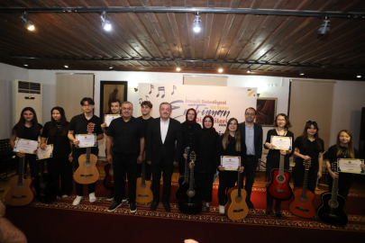 Bursa İnegöl Belediyesi’nin gitar kursu kursiyerleri sertifikalarını aldı