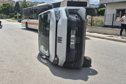Eskişehir'de hafif ticarinin çarptığı PTT aracı yan devrildi