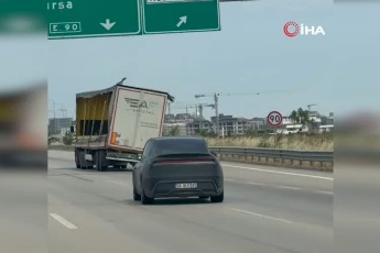 Bursa'da trafikte ilerleyen tır korkuttu! Dorsesi yan yatan tır...