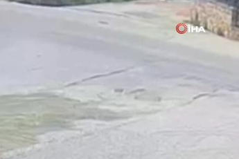 Bursa'da otomobille çarpışan motosikletli yaralandı: Kaza anı kamerada
