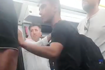 Bursa metrosunda yer verme tartışması: Küfürler havada uçuştu