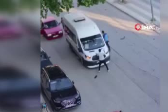 Elazığ’da bir şahıs, önünü kestiği yolcu minibüsünü böyle yumrukladı