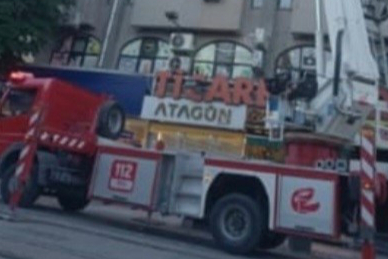 Eskişehir'de binanın dış cephesindeki beton parçalar yayaların arasına düştü