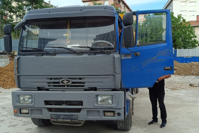 İstanbul Kadıköy'de boş arsaya kaçak toprak döken plakasız kamyona 287 bin lira ceza