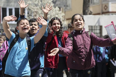 Milli Eğitim Bakanı Yusuf Tekin duyurdu: Ara tatil kalkmayacak, seneye 1 kez yapılacak!