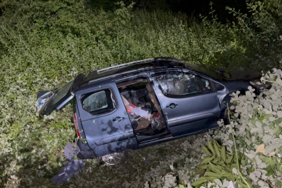 Samsun'da kontrolden çıkan araç şarampole yuvarlandı: 2 yaralı