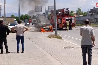 Bursa'da seyir halindeki otomobil alev aldı