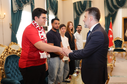 Bursa Büyükşehir Belediye Başkan Vekili Biba, şampiyon marşın bestecilerini ağırladı