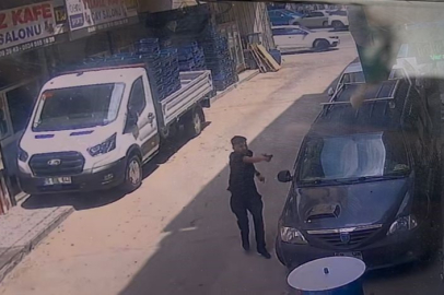 Bursa'da "yan bakma" kavgası kanlı bitti! 2 kişi vuruldu, saldırı kamerada...