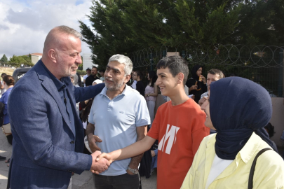Karacabey Belediye Başkanı Karabatı, öğrencilerin LGS heyecanına ortak oldu