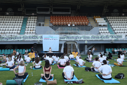 Bursa'da sağlıklı yaşlanma için yoga yaptılar