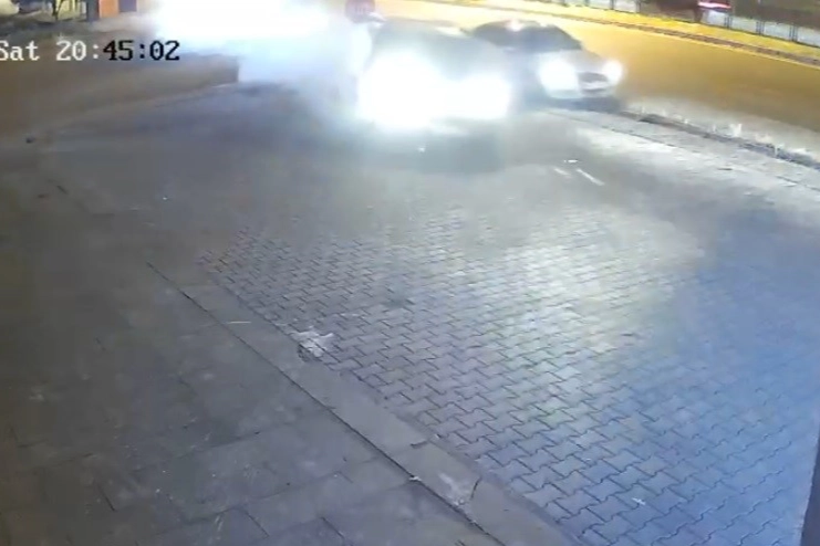 Bingöl'de kaza anı kamerada: İş yerine çarpmaktan son anda kurtuldu